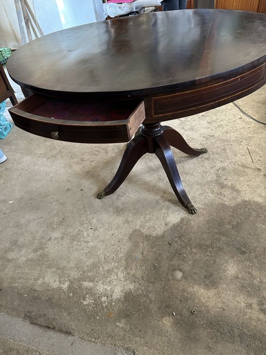 Mesa redonda de madeira