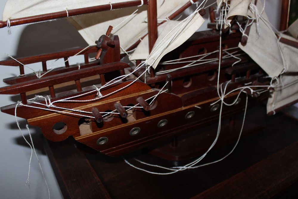 Barco antigo, em madeira, decorativo