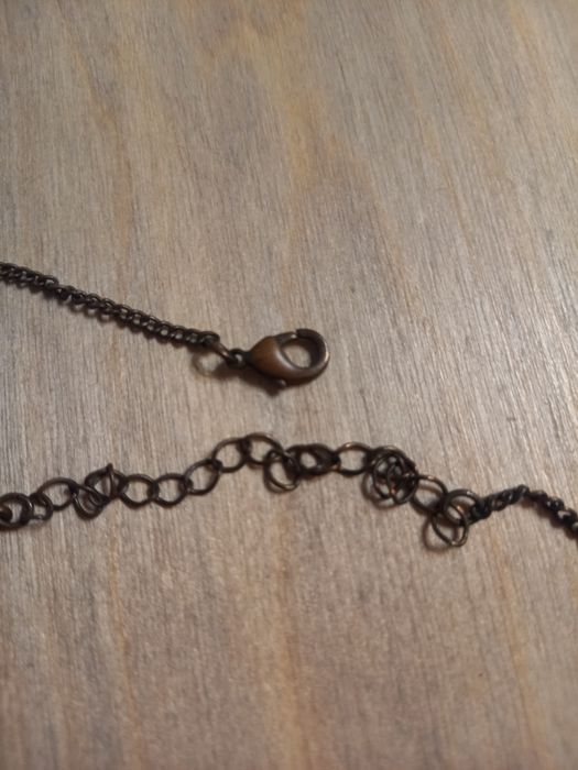 Wisior z zielonymi łezkami