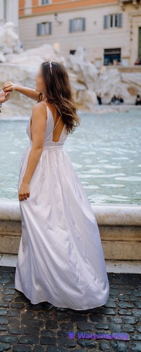 Suknia ślubna literka A ze lśniącego materiału