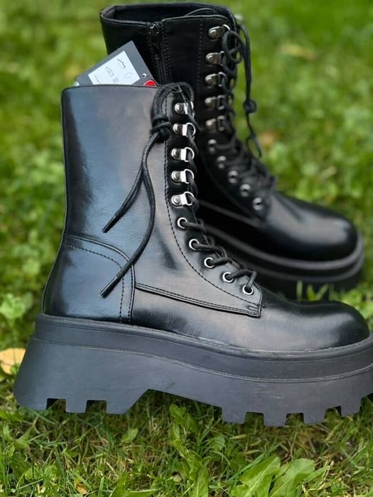 Мартінси Італія нові черевики боти