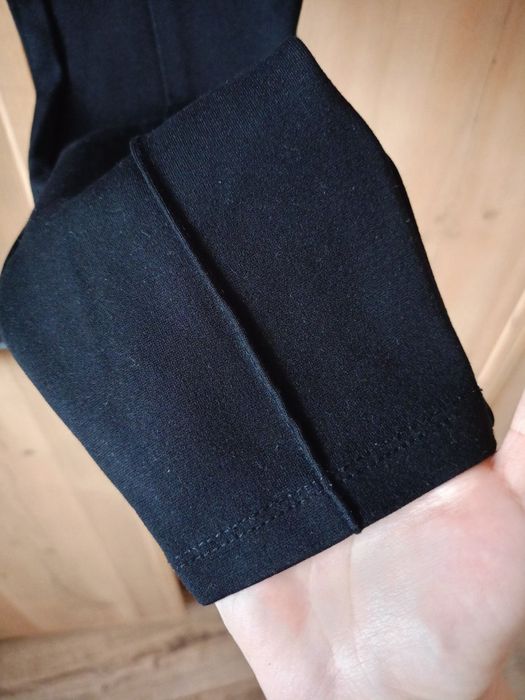 Czarne legginsy z przeszyciami