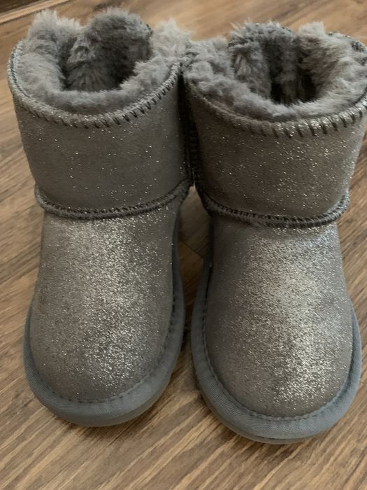 Зимове взуття на дівчинку