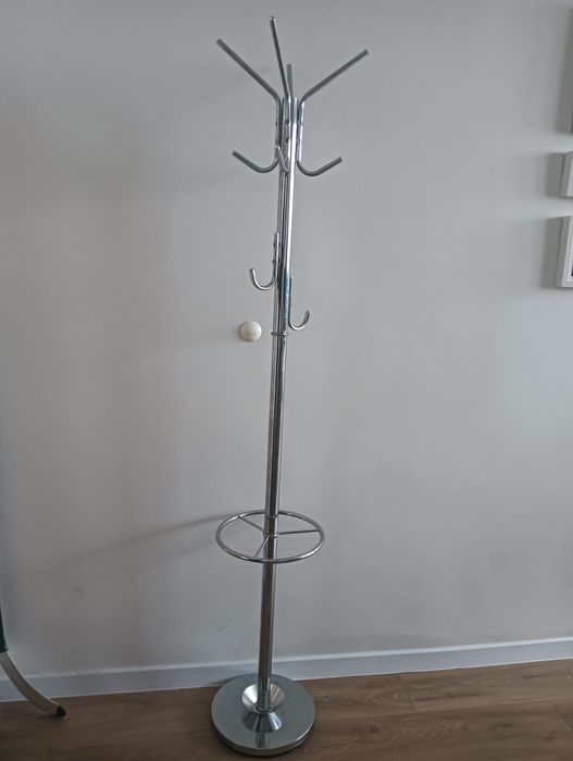 Stojący wieszak na ubrania