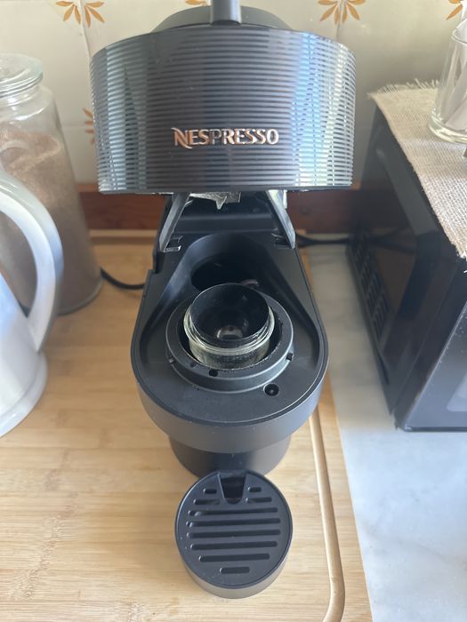 Máquina de Café Nesspresso Pop Black
