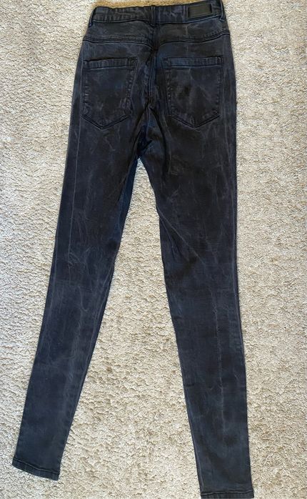 Czarne rurki wysoki stan