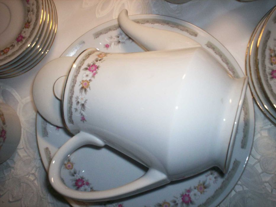 serviço de chá com motivos florais