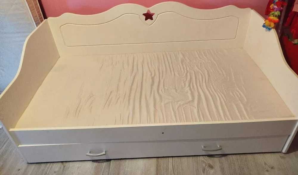 Sprzedam łóżko dziecięce w stylu księżniczki.