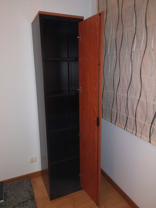 Venda Urgente: Estante Marca Rall com parte fechada e prateleiras aber