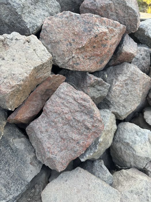 Продам камінь червоний