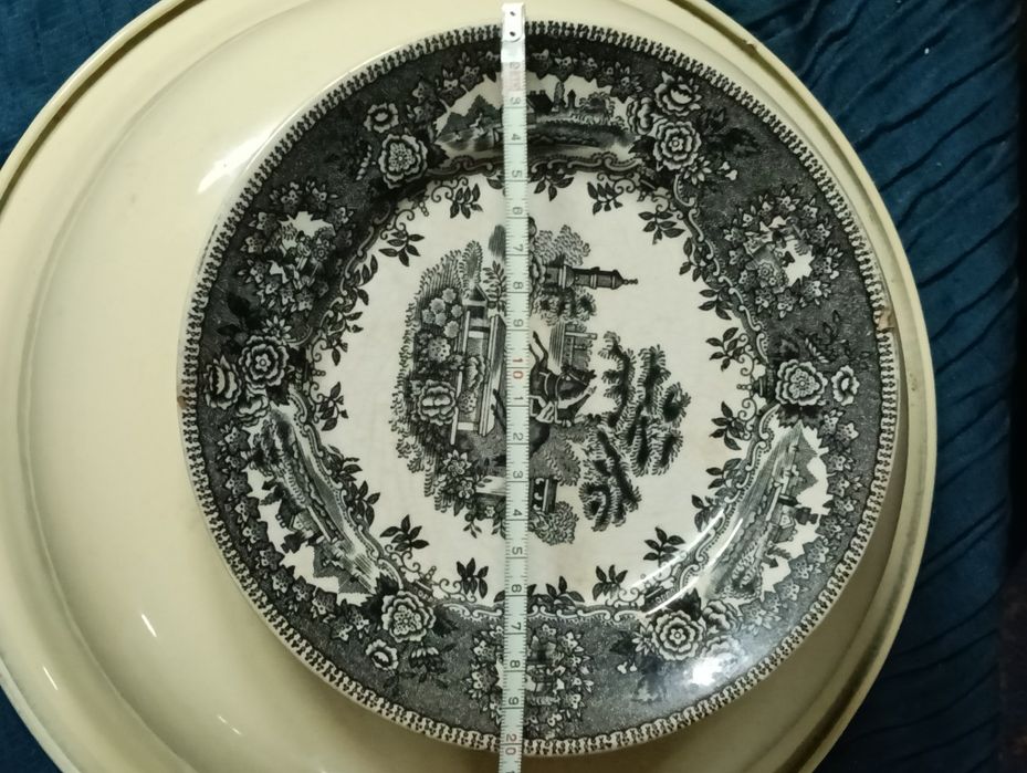 Prato de porcelana Sacavém ( Estátua)