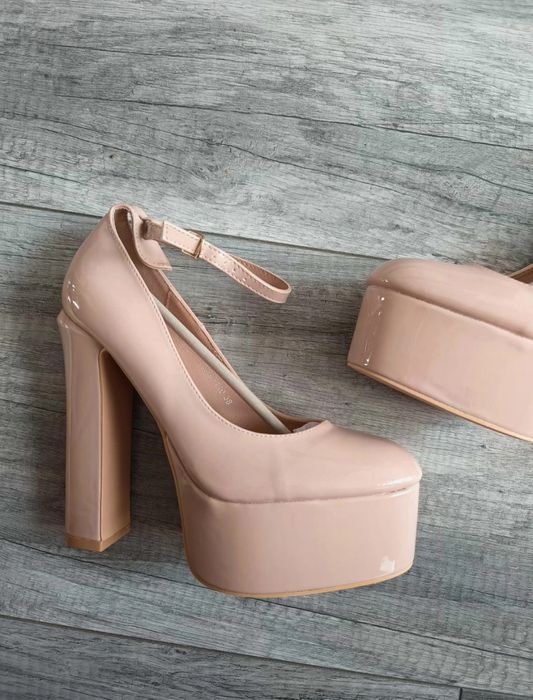 Beżowe buty na wysokim obcasie platforma lakierowane rozmiar 38