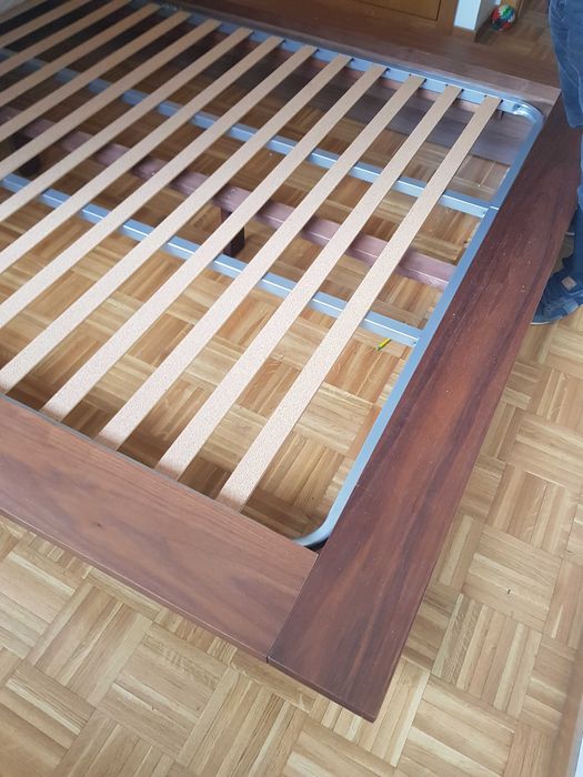 Cama de casal com estrado em excelente estado.