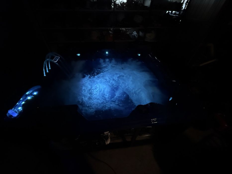 Jacuzzi nowe uszkodzone podczas transportu