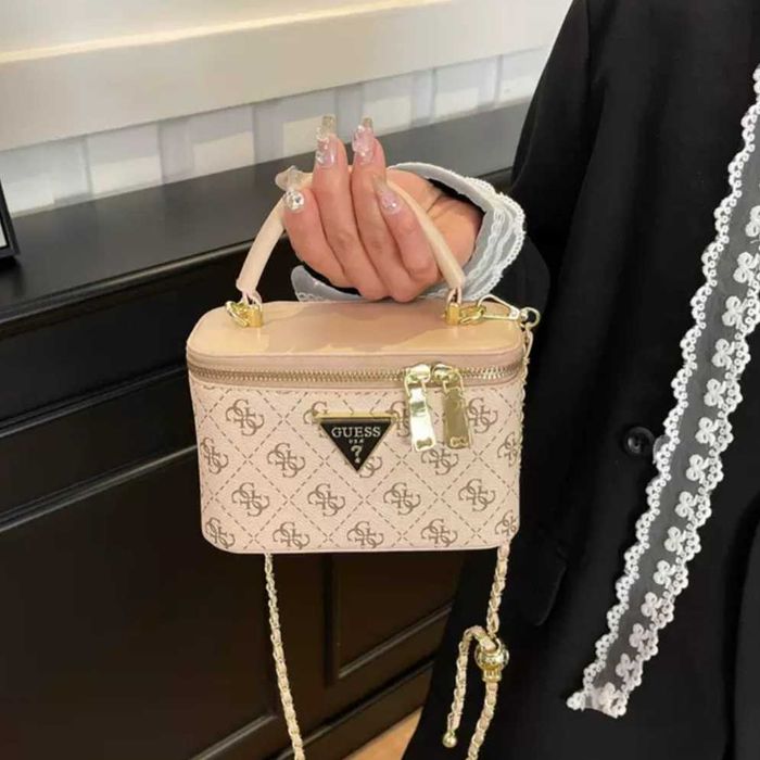 Torebka Guess damska - najgorętszy hit sezonu – stylowy kuferek!