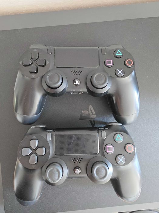 Konsola ps4  pamięć 1T dwoma padami