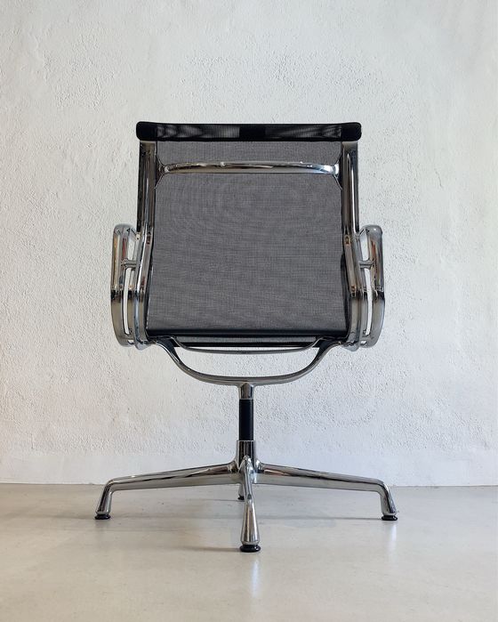 Cadeiras Eames EA 104 da Vitra