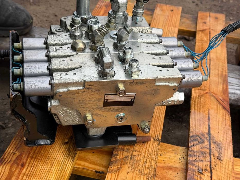 Rozdzielacz hydrauliczny czterosekcyjny HYSTER