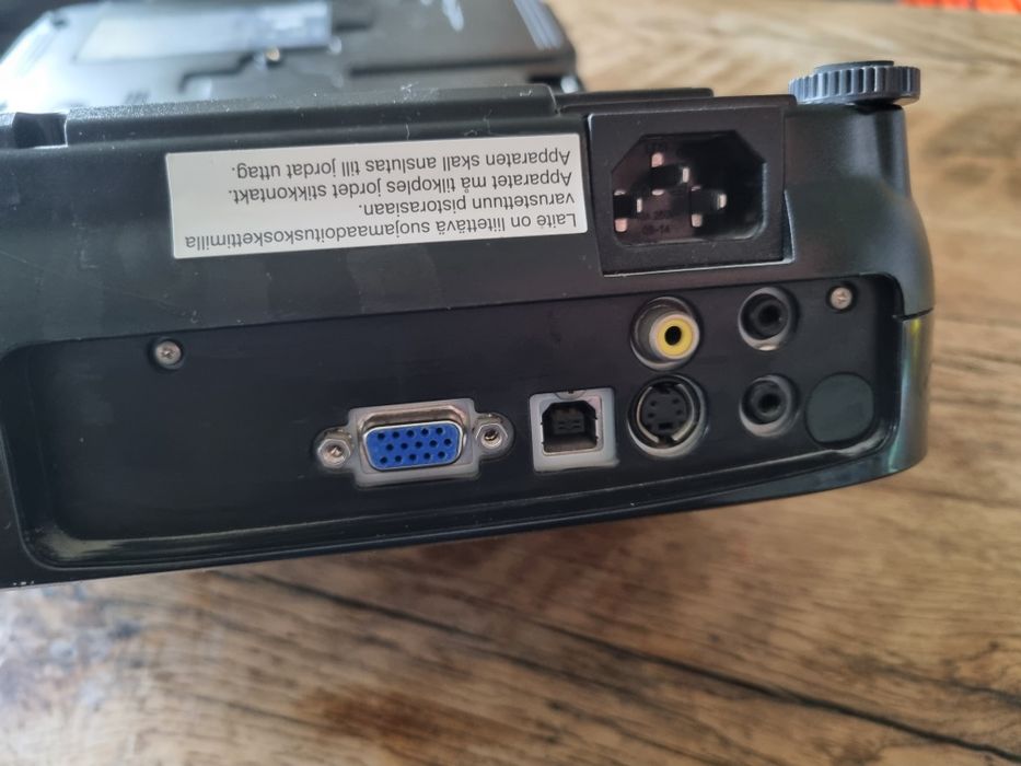 Projektor, epson H390B, hitachi ED-X24 . Cena za 3 sztuki.