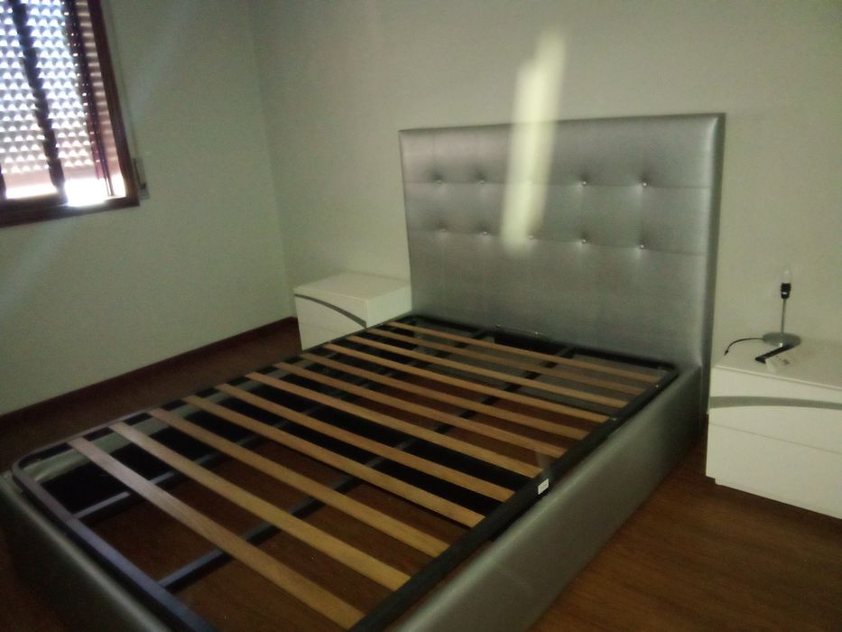 Mobília de quarto,  cama elevatória, colchão,camiseiro e uma mesinha.