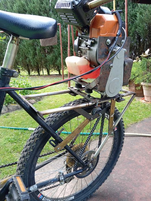 Rower z silnikiem od kosy spalinowej
