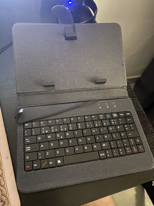 Capa com Teclado para tablet de 8”