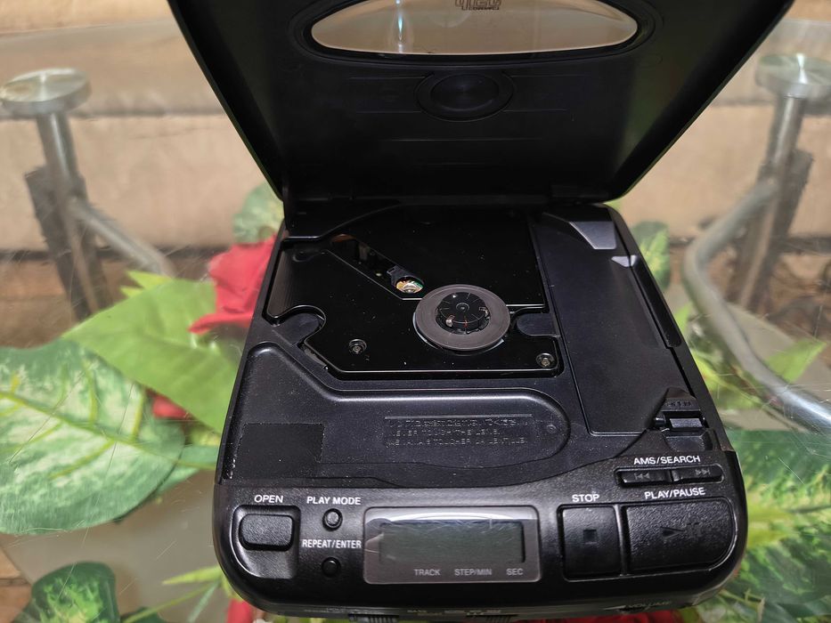 CD плеер SONY D-33 Discman made in Japan /Дефект/