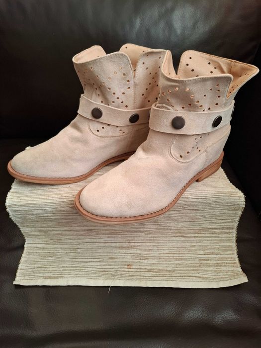 Kozaki beżowe wsuwane Bella Paris ażurowe cholewki ozdobne paski r. 37