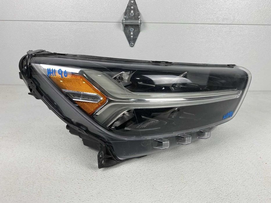 Права фара Volvo XC-40 2019-2022 USA Mid Led
