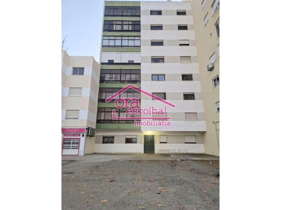 Apartamento T2 com 92 m2 e VARANDA no Centro das Paivas!