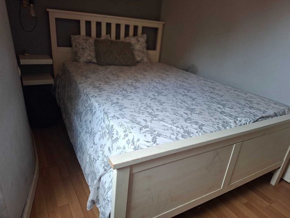 Cama casal em bom estado com estrado