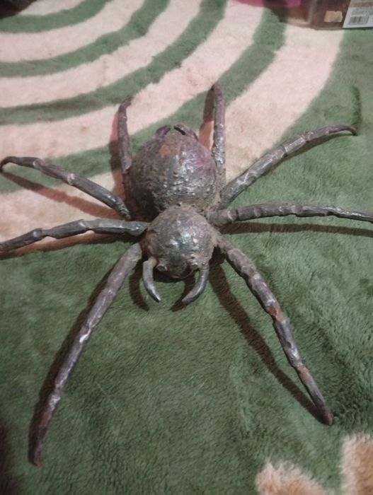 Металлический паук  для интерьера.