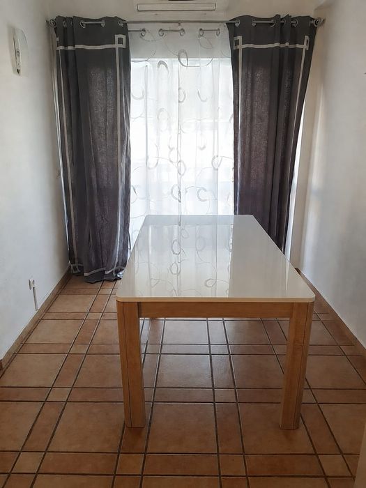 Mesa da sala branca
