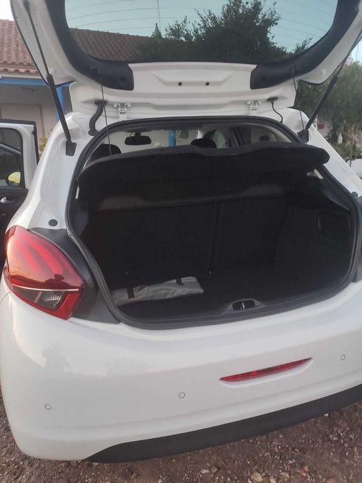 Peugeot 208 1.2 2018 com  37,500 kM