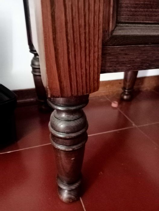 Mesa em Castanho maciço