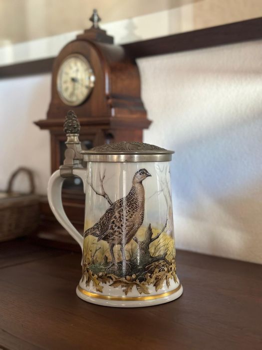 Caneca com motivos de caça bastante grande