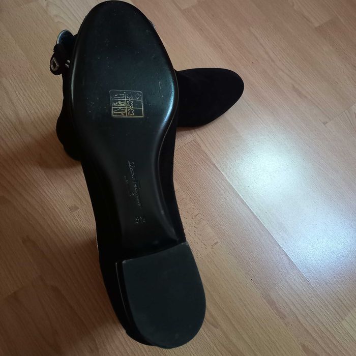 Botins pretas, da marca Salvator Ferragamo.