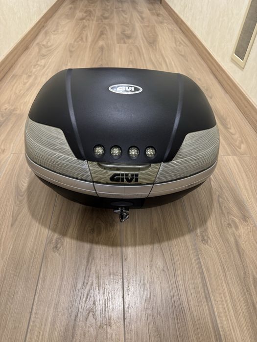 Продам центральний кофр Givi V46