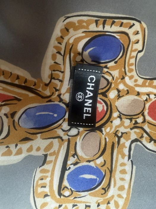 Apaszka Chanel z delikatnego muślinowego jedwabiu