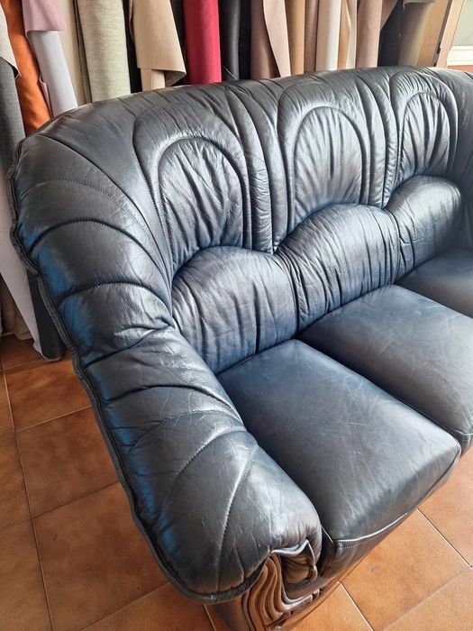Conjunto de sofá e cadeirão de couro como novos para desocupar