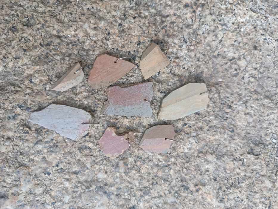 Colares de xisto artesanais