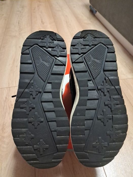 Високі  чоловічі кросівки .