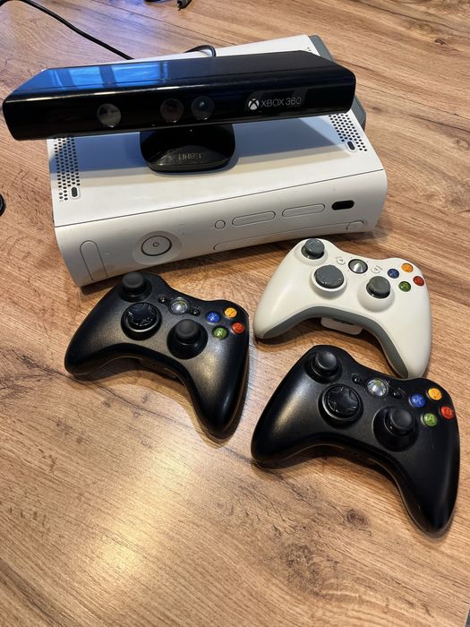 xBox 360 + kinect + 3 pady + 5 gier
