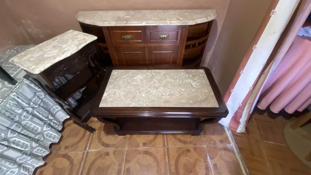 Conjunto de móveis em mogno, usados mas em bom estado geral: