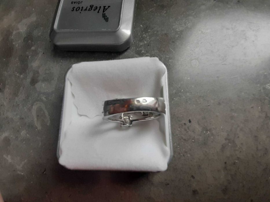 Anel em prata contrastada com zirconias, nunca usado