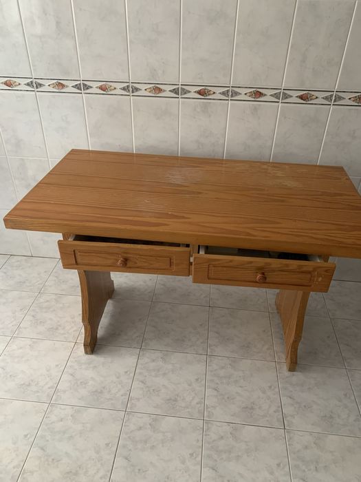Mesa de cozinha em tom mel
