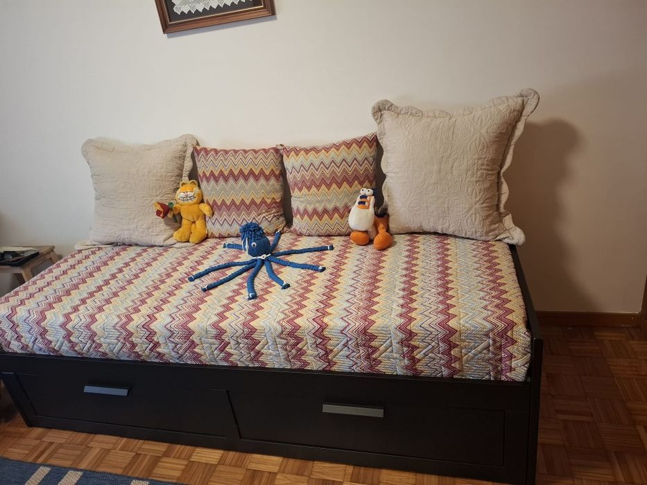 Cama com arrumação, com colchão