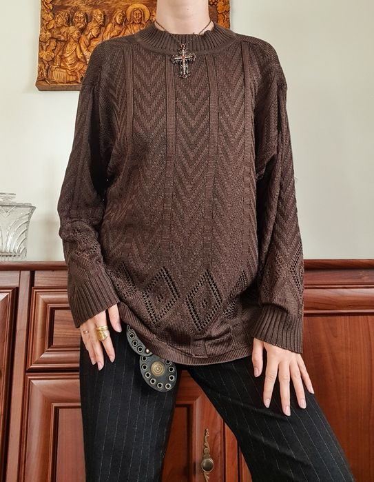 Brązowy sweter w geometryczne wzory