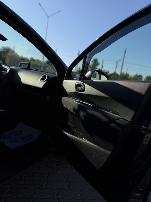 PEUGEOT 5008 2012