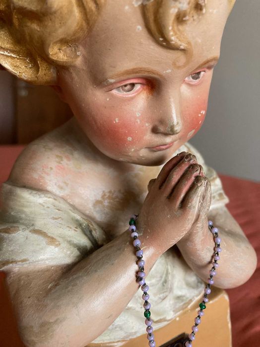 Estátua religiosa menino em oração com terço